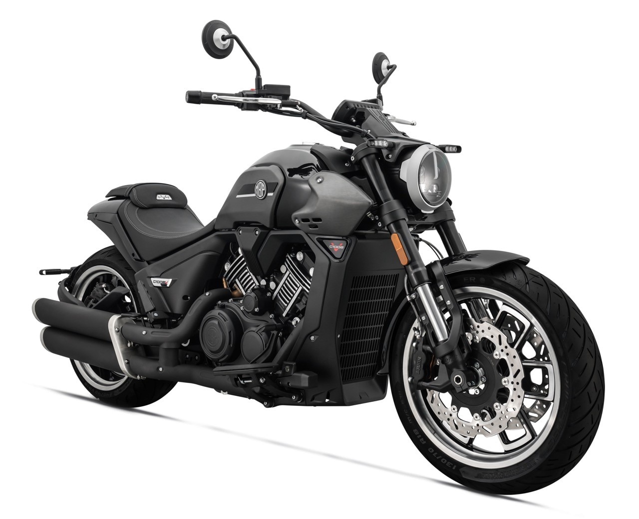 <div class='descrGalleryTitle'>C1002V</div><div class='descrGalleryText'><p>C1002V è la <b>moto cruiser </b>di casa MBP. È spinta dallo stesso V2 da 997 cc della T1002VX con 90 cavalli e 89 Nm, qui però la trasmissione finale è a cinghia e non più a catena. Le ruote sono entrambe da 18”, la posteriore calza pneumatico da<b> 240 di larghezza</b>; l’impianto frenante conta su un <b>doppio disco anteriore da 320</b> mm con pinze radiali e un disco singolo da 300 al posteriore. Peso a secco di 268 kg.</p>
</div>